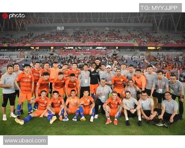 球迷与足球明星亲密合影瞬间记录梦想与激情交汇的美好时刻